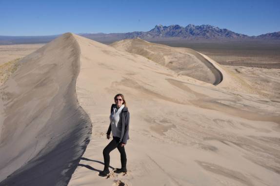 Na crista das Kelso Dunes, no deserto de Mojave, na Califórnia, nos Estados Unidos